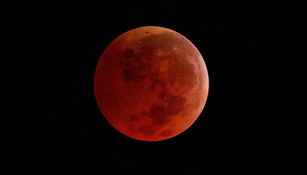 Blutmond: Er ist zu sehen, wenn Sonnenlicht von der Erdatmosphäre gestreut und zum Mond umgelenkt wird.