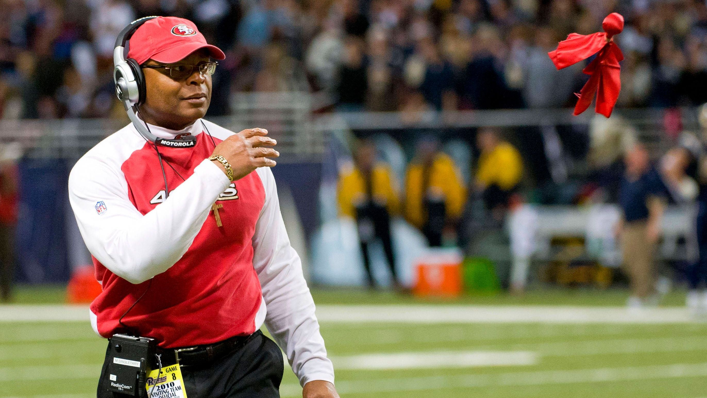 <strong>Mike Singletary (49ers, 2008-2010)<br></strong>Nach nur zwei Siegen aus den ersten sieben Saisonspielen beerbte Mike Singletary den langjährigen 49ers-HC Mike Nolan. Von neun Partien wurden fünf gewonnen und Singletary mit einem Vierjahresvertrag über rund 10 Millionen US-Dollar ausgestattet.