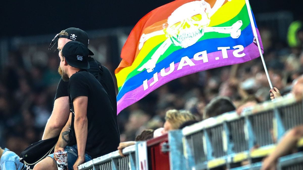 Eine Regenbogenfahne im Stadion des FC St. Pauli