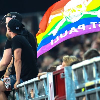 Eine Regenbogenfahne im Stadion des FC St. Pauli