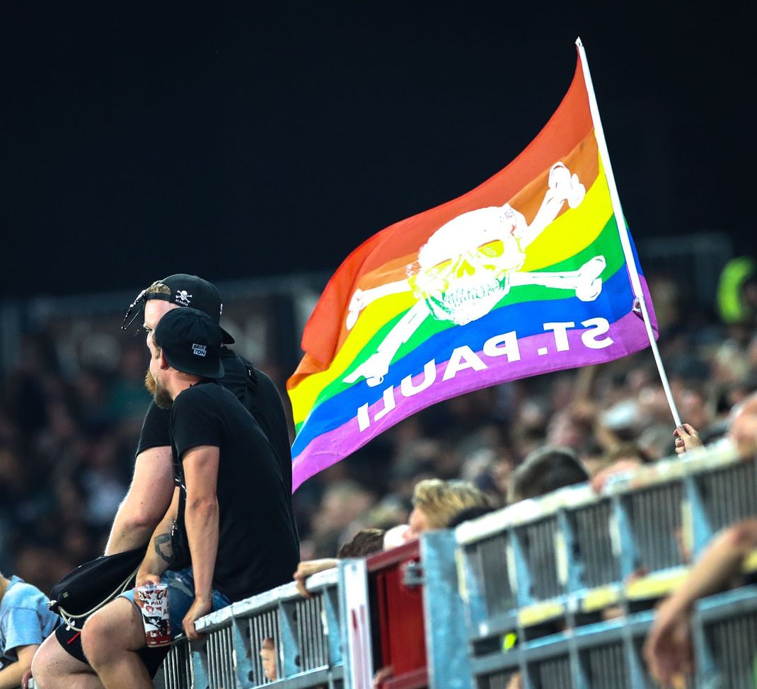 Die Fanszene des FC. St. Pauli kämpft seit Jahren am Millerntor gegen Homophobie.