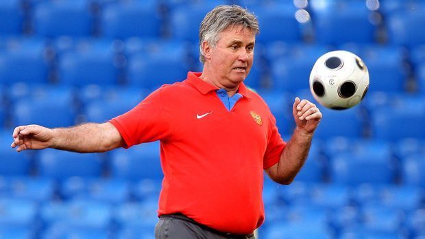 
                <strong>Guus Hiddink (Chelsea/Russland)</strong><br>
                Guus Hiddink (Chelsea/Russland): Bis vor wenigen Wochen war der Niederländer noch Trainer bei Chelsea - nur bei Chelsea. Das war in der Vergangenheit anders. Er sprang schon einmal bei den Londonern ein - parallel zu seiner Tätigkeit als Nationaltrainer Russlands. Zwischen Februar und Juni 2009 hatte er an der Stamford Bridge riesigen Erfolg. Von 22 Spielen unter seiner Leitung verlor Chelsea nur eines und gewann den FA-Cup.
              