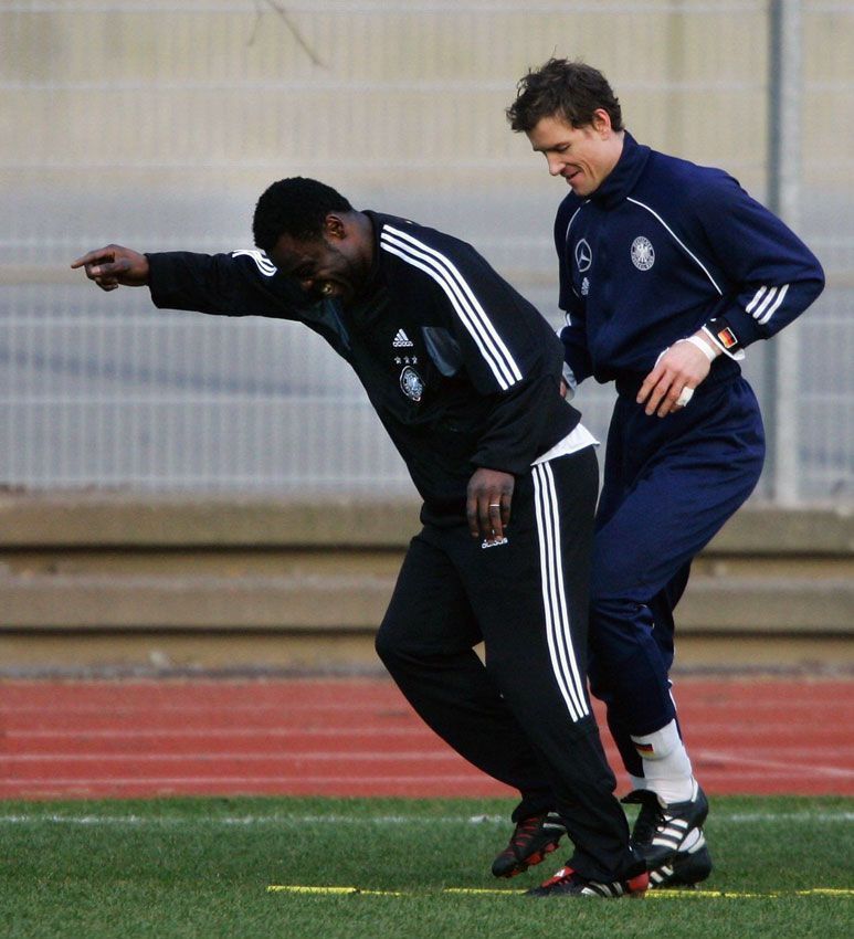 
                <strong>Gerald Asamoah</strong><br>
                Die beiden kennen sich. In der deutschen Nationalmannschaft spielte Gerald Asamoah mit Jens Lehmann zusammen. Jetzt geht es zusammen gegen die Türkei
              