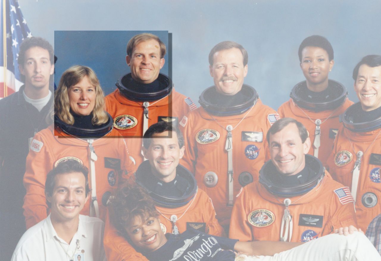 Nancy Jan Davis war die erste Frau, die mit ihrem Ehemann ins All flog (umgekehrt war Marc C. Lee natürlich der erste Mann mit Ehefrau im All). Pikant: Die beiden heirateten heimlich. Als es der NASA kurz vor dem Start im September 1992 erzählten, war es zu spät, um sie zu ersetzen. Seitdem verbietet die NASA Ehepaaren offiziell, gemeinsam zu fliegen.