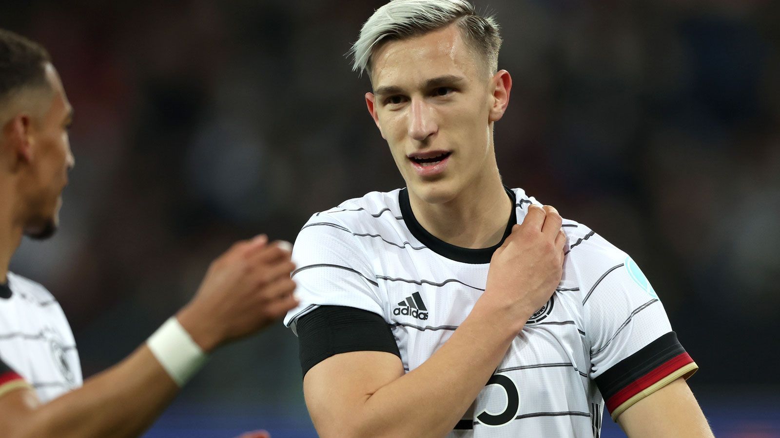 
                <strong>Nico Schlotterbeck</strong><br>
                Der Freiburger Verteidiger gibt sein Debüt für die deutsche Nationalmannschaft und hinterlässt einen guten Eindruck. Mit seiner Spielübersicht und seiner Passgenauigkeit leitet er mehrere Chancen ein. In der 35. Minute spielt er eine traumhafte Vorlage auf Werner, nur eine Minute später auf Havertz. Umso ärgerlicher, dass er in der Nachspielzeit nach einem Ballverlust einen Elfmeter verursacht. ran-Note: 2,5
              