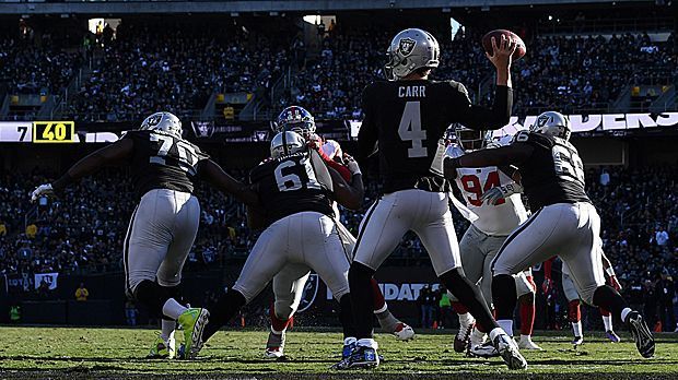 
                <strong>Oakland Raiders</strong><br>
                Gründung: 1960Stadion: Oakland–Alameda County Coliseum (Oakland)Super-Bowl-Siege: 3 (1976, 1980, 1983)Stars: Derek Carr (Quarterback), Khalil Mack (Defensive End)Besonderheit: Die Oakland Raiders werden zur Saison 2020 nach Las Vegas umziehen.
              