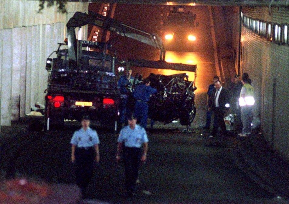 Autowrack nach dem tragischen Unfall im Alma Tunnel in Paris
