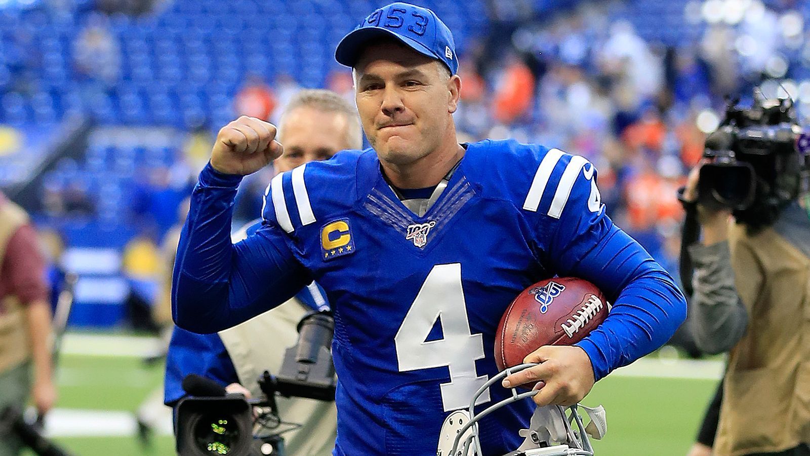 
                <strong>8. Spieltag - Adam Vinatieri (Indianapolis Colts)</strong><br>
                Nach seinem mühsamen Saisonstart dachte Adam Vinatieri schon nach dem 2. Spieltag über seinen sofortigen Rücktritt nach. Zum Glück kam es anders. Denn beim hart erarbeiteten 15:13 seiner Indianapolis Colts über die Denver Broncos verwandelte die Kicker-Legende drei von vier Field-Goal-Versuchen aus 55, 45 und 51 Yards und stellte damit zwei Rekorde auf. Mit 46 Jahren und 303 Tagen ist der viermalige Super-Bowl-Champion nun der älteste NFL-Profi, der ein Spiel per Field Goal aus mindestens 50 Yards in der letzten Minute der regulären Spielzeit oder der Overtime entscheidet. Zudem ist Vinatieri nun der älteste NFL-Spieler, der in einer Partie zwei Field Goals aus mindestens 50 Yards verwandelt.
              