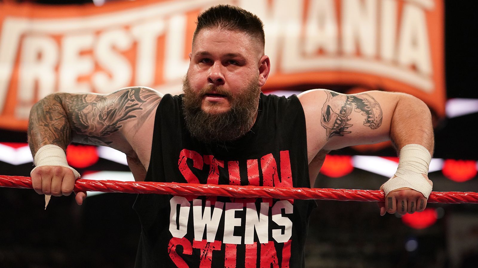 
                <strong>Platz 9: Kevin Owens</strong><br>
                Grundgehalt 2019: 2 Millionen US-DollarK.O. durfte sich vergangenes Jahr über zwei Millionen US-Dollar freuen. Damit macht er im Vergleich zum Vorjahr einen Platz gut, was aber vor allem daran liegt, dass Dean Ambrose die WWE in Richtung AEW verlassen hat.
              