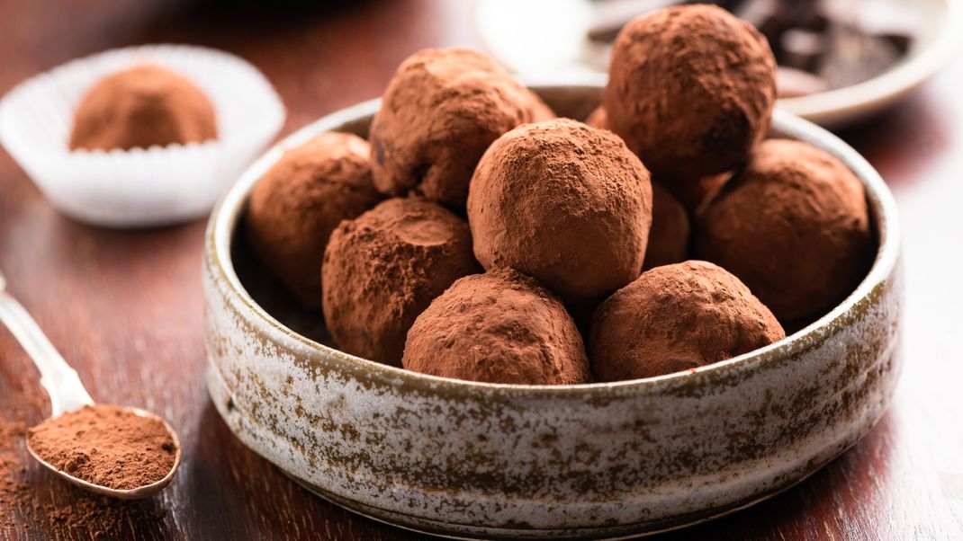 Diese fruchtigen zuckerfreien Orangen-Marzipan-Pralinen, umhüllt mit feinem Kakaopulver, eignen sich perfekt als Geschenk für deine Liebsten.