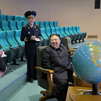 Nordkoreas Machthaber Kim Jong-un beim Besuch der Nationalen Behörde für Luft- und Raumfahrttechnik 