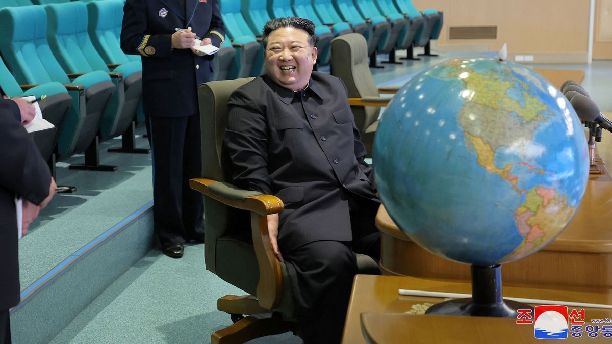 Nordkoreas Machthaber Kim Jong-un beim Besuch der Nationalen Behörde für Luft- und Raumfahrttechnik 