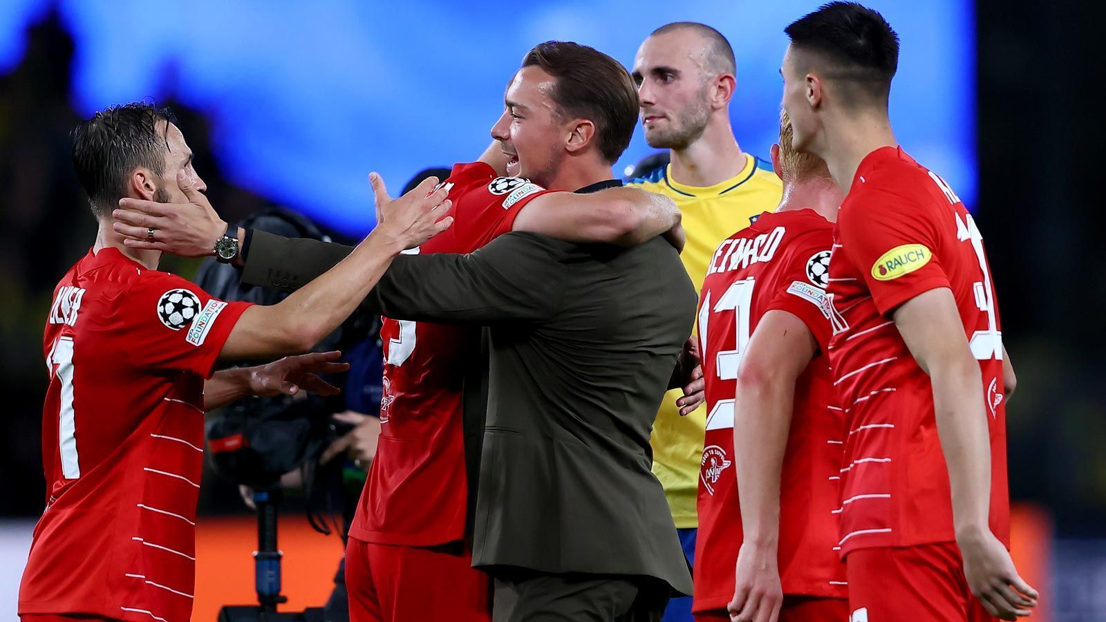 
                <strong>RB Salzburg (Österreich)</strong><br>
                Die Österreicher um den deutschen Trainer Matthias Jaissle haben erneut den Sprung in die Königsklasse geschafft. RB setzte sich in der letzten Playoff-Runde gegen den dänischen Vertreter Bröndby IF durch.
              