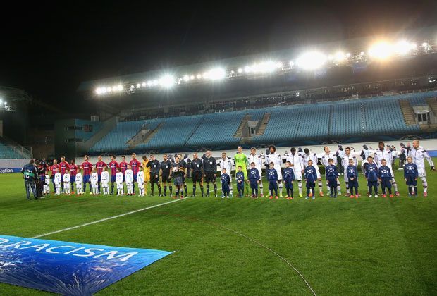 
                <strong>Bayerns Geisterspiel in Moskau</strong><br>
                Zum ersten Mal hat der FC Bayern ein Spiel ohne Zuschauer bestritten - offiziell. Eigentlich sollten nur 300 UEFA-Offizielle und Sponsoren Zutritt bekommen. Doch einige gaben ihre Tickets an ZSKA-Anhänger weiter, die das 0:1 ihres Teams verfolgen "durften".
              