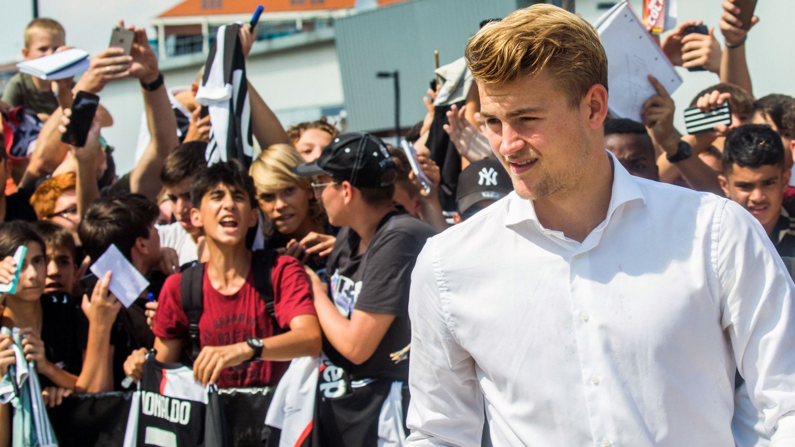 
                <strong>Platz 3 - Matthijs de Ligt</strong><br>
                Ablösesumme: 85,5 Millionen EuroWechsel von Ajax Amsterdam zu Juventus TurinAlter beim Wechsel: 19 JahreZeitpunkt des Wechsels: Sommer 2019
              