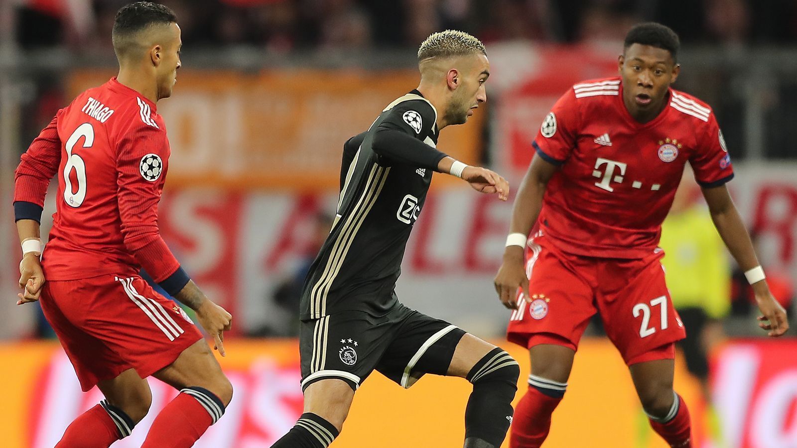 
                <strong>Hakim Ziyech</strong><br>
                Auch sein Stern ging in der vergangenen Saison so richtig auf: Hakim Zyech. Mit 26 Jahren schon etwas älter als die meisten anderen Spieler auf der Plan-B-Liste des FC Bayern, wusste der Marokkaner auch schon auf internationaler Bühne zu überzeugen, gehörte zu den Leistungsträgern bei Ajax Amsterdams unglaublichem Lauf ins Champions-League-Halbfinale. Was außerdem für den Dribbelkünstler spricht: Er kann nicht nur auf den Flügeln, sondern auch auf der Acht eingesetzt werden. FCB-Sportdirektor Hasan Salihamidzic steht laut "Sport Bild" bereits in Kontakt mit Ziyechs Management.
              