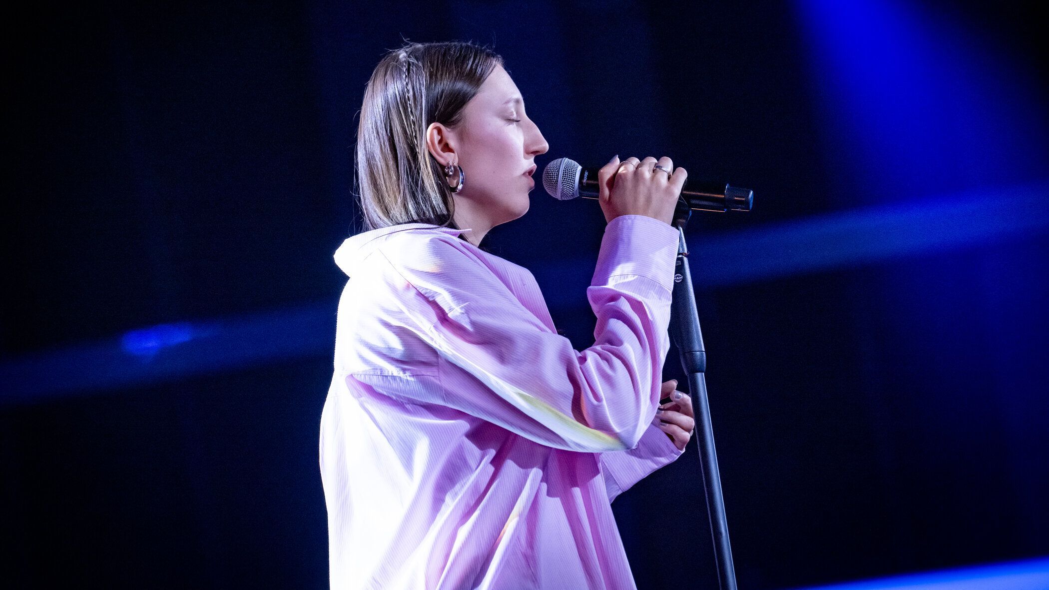 Alina Jany (18) aus&nbsp;Speyer singt&nbsp;"Lovely" von Billie Eilish &amp; Khalid -&nbsp;"Bei 'The Voice' habe ich die Möglichkeit, einen Einblick in das Musikgeschäft zu bekommen und mich musikalisch weiter zu entwickeln. Und das mit bekannten und erfahrenen Coaches."