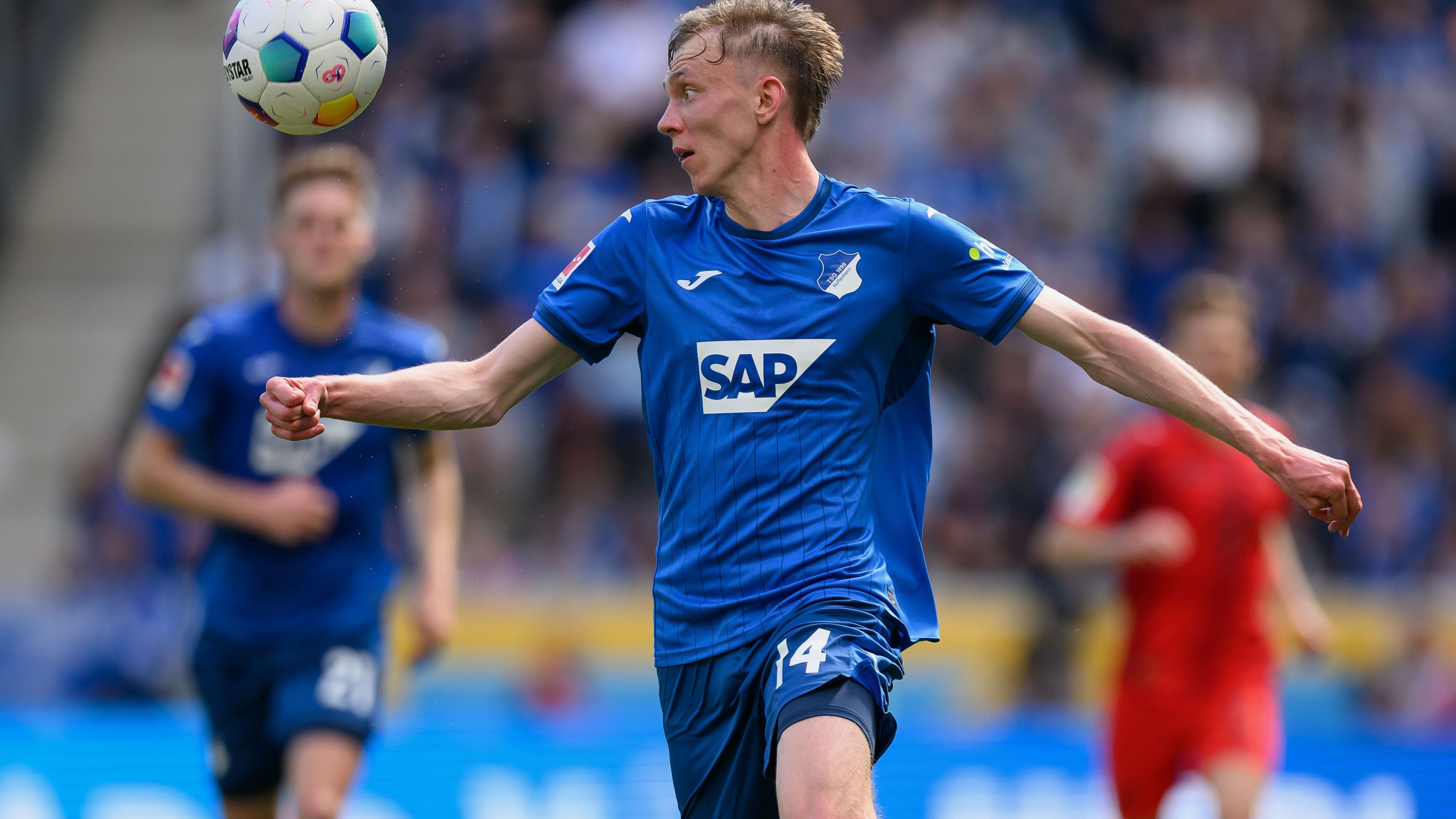 <strong>Maximilian Beier (TSG 1899 Hoffenheim)</strong><br>Mit Serhou Guirassy konnten die Borussen ihr Stürmer-Aufgebot zwar um einen namhaften Neuzugang erweitern, doch die (möglichen) Abgänge von Füllkrug, Moukoko und Brunner zwingen Schwarz-Gelb zum Nachlegen. Übereinstimmenden Medienberichten zufolge gilt Beier als Wunschlösung und der Spieler will laut "Ruhr Nachrichten"-Informationen zum BVB. Die Kraichgauer fordern 30 Mio. Euro - will "Sky" erfahren haben.