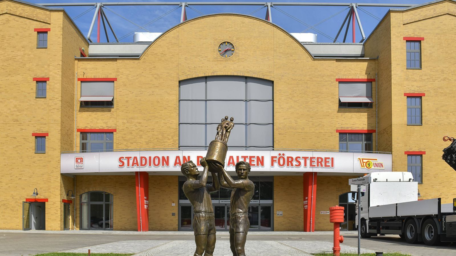 
                <strong>1. FC Union Berlin </strong><br>
                &#x2022; Aktueller Name: Stadion An der Alten Försterei<br>&#x2022; Eröffnung des Stadions: August 1920<br>
              