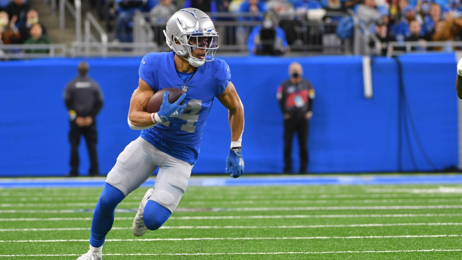 
                <strong>Die deutsche Rookie-Sensation Amon-Ra St. Brown</strong><br>
                Nachdem die Detroit Lions mit einer Bilanz von 0:8 in die Saison gestartet waren, gab es nicht viele positive Erscheinungen. Nach und nach jedoch etablierte sich der von den Lions in der vierten Runde gedraftete Deutsch-Amerikaner Amon-Ra St. Brown als Wide Receiver im Team und entwickelte sich im Laufe der Saison zu einem Top-Receiver. So konnte St. Brown insgesamt 90 Catches für 912 Yards Raumgewinn verbuchen und fünf Touchdowns erzielen. Ab dem 13. Spieltag fing sogar nur Cooper Kupp mehr Bälle als St. Brown, der Receiver erzielte in sechs Spielen in Folge mindestens acht Catches und kam in der gleichen Zeitspanne auf fünf Touchdowns.
              