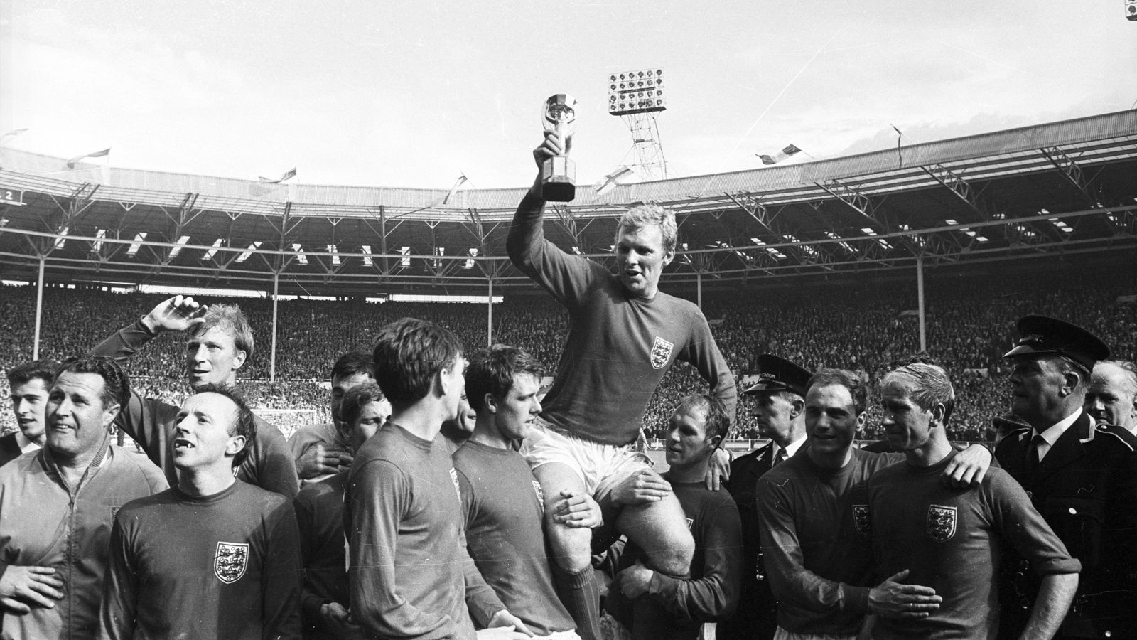 
                <strong>WM 1966 - England</strong><br>
                Nach dem WM-Sieg 1966 feiert Englands Nationalmannschaft ihren Kapitän Bobby Moore. In einem spannendem Match können sich die Engländer mit 4:2 gegen Deutschland durchsetzen. Im Finale fällt zudem mit dem "Wembley-Tor" eins der umstrittensten und gleichzeitig berühmtesten Tore der Fußballgeschichte. Torschützenkönig des Turniers wird der Portugiese Eusebio.
              