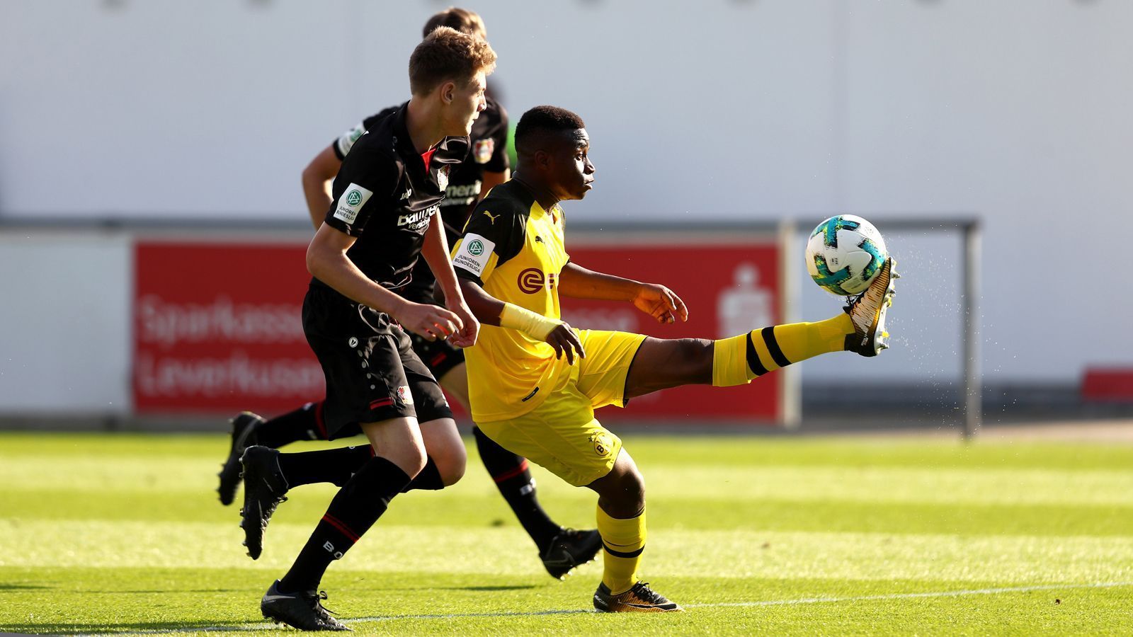 
                <strong>Youssoufa Moukoko gibt DFB-Comeback: Seine Mega-Zahlen der Saison</strong><br>
                Sein einziges Manko ist bisher der DFB-Pokal der Jugend, in dem der 15-jährige Moukoko noch ohne Treffer ist. Aber zugegeben: Da hat er auch erst einmal gespielt. Es scheint daher nur noch eine Frage der Zeit, bis auch in dieser Statistik die ersten Treffer und Vorlagen erscheinen. 
              