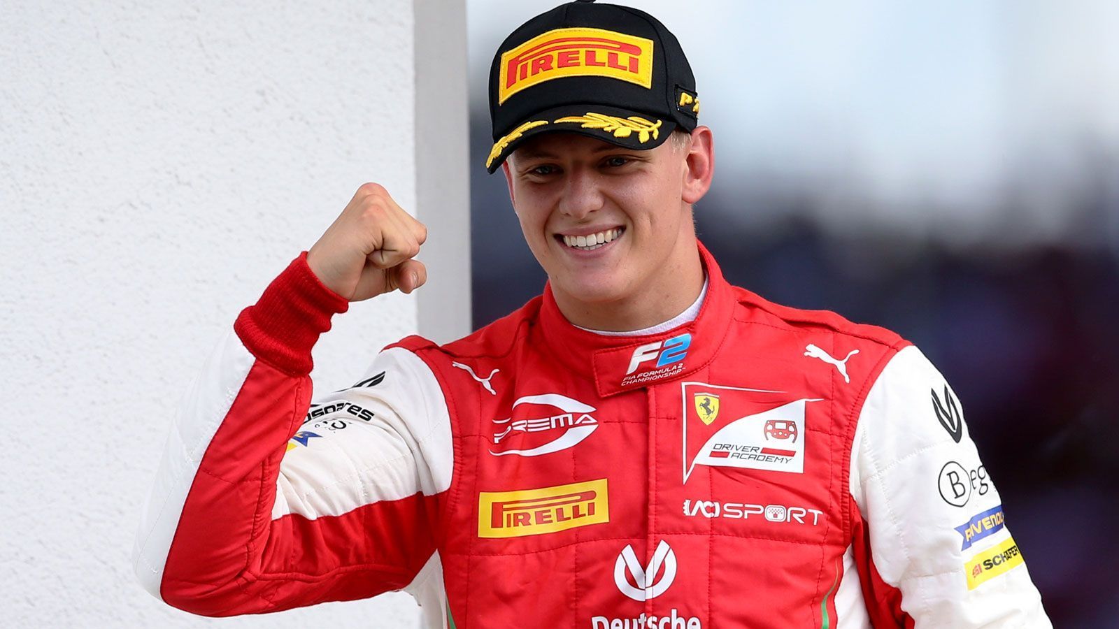 
                <strong>Mick Schumacher (Formel 2)</strong><br>
                Der prominenteste Name taucht direkt in der höchsten Nachwuchsklasse auf. Seit 2019 ist Mick Schumacher in der Formel 2 unterwegs, seine Premieren-Saison beendete der Sohn von Michael Schumacher auch dank eines Saisonsieges in Ungarn auf Platz zwölf. Seinen Aufstieg hat Schumacher jr., der wie sein berühmter Vater auf die Dienste von Managerin Sabine Kehm setzt, aber keineswegs nur seinem Namen zu verdanken: 2018 gewann er die Formel-3-Meisterschaft dank einer überragenden zweiten Saisonhälfte und insgesamt acht Rennsiegen.
              