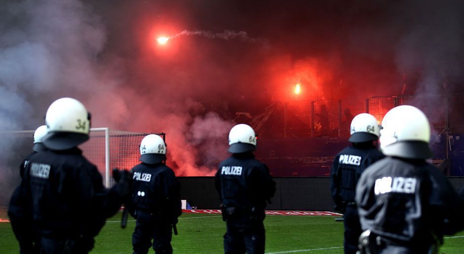 
                <strong>Fast wie im Bürgerkrieg</strong><br>
                Zustände fast wie im Bürgerkrieg, aber das ist das Stadion des Hamburger SV.
              