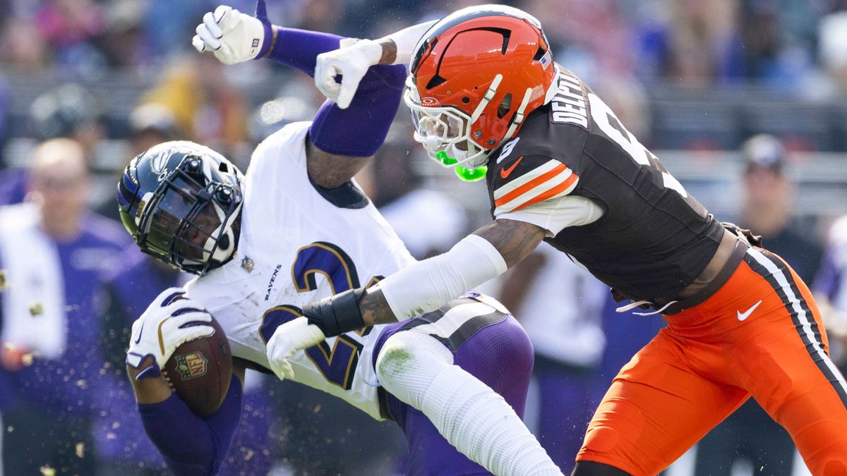 NFL, American Football Herren, USA Baltimore Ravens at Cleveland Browns Oct 27, 2024; Cleveland, Ohio, USA; Cleveland Browns safety Grant Delpit (9) tackles Baltimore Ravens running back Derrick He...