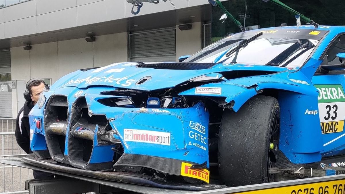 Rene Rasts BMW nach dem Frontalcrash beim Testtag in der Zielkurve