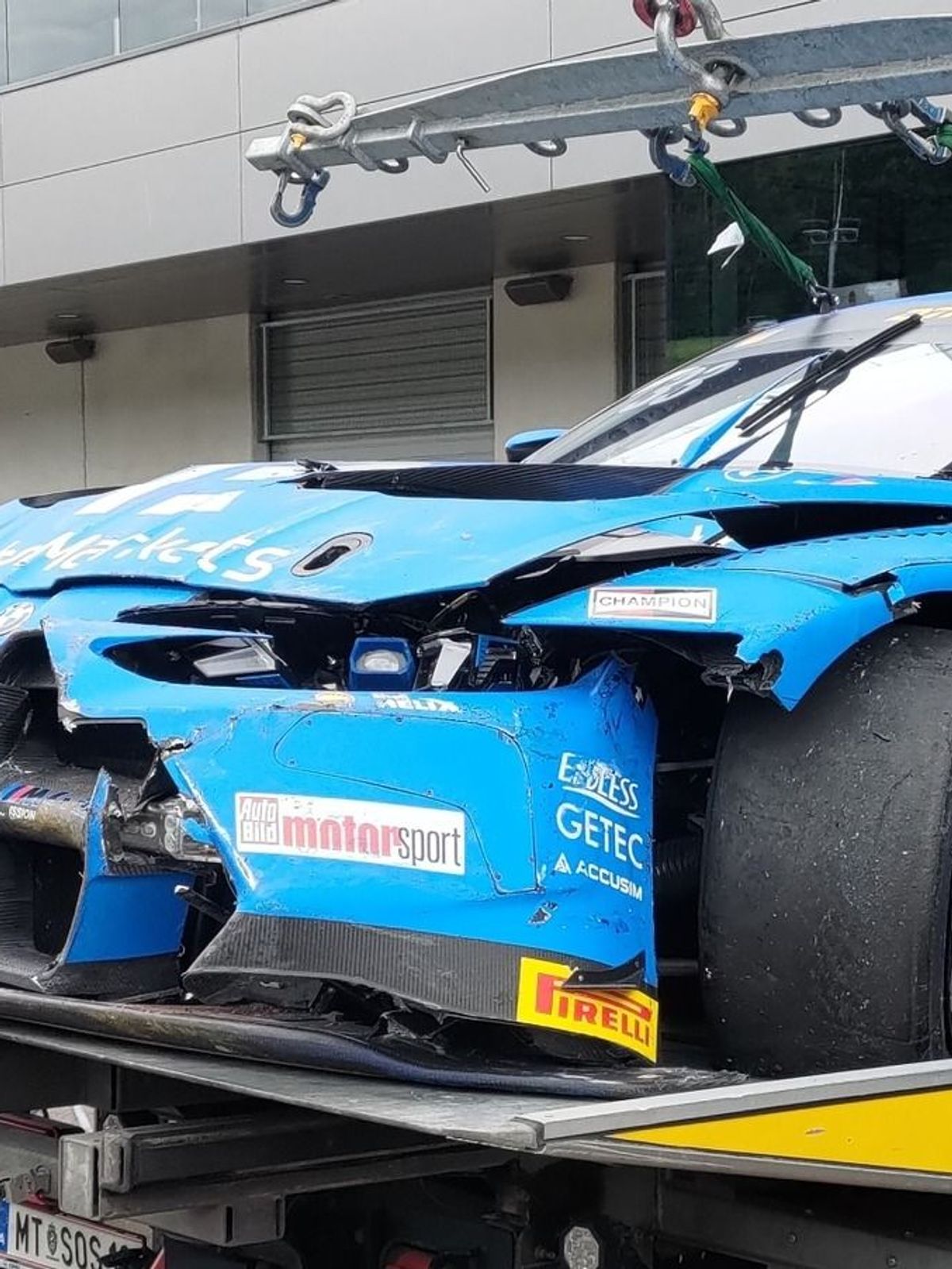 Rene Rasts BMW nach dem Frontalcrash beim Testtag in der Zielkurve