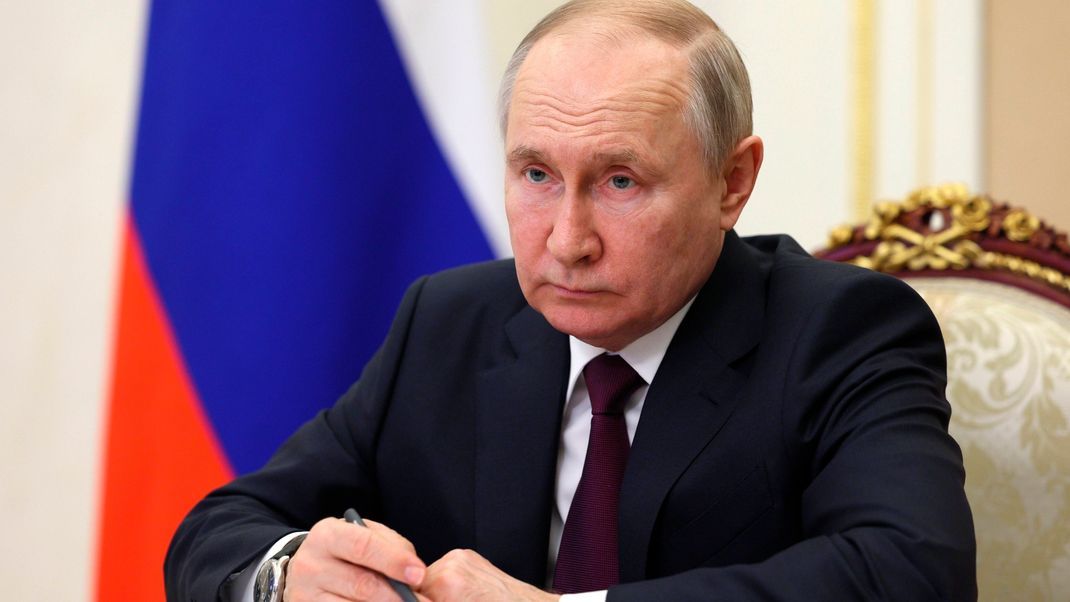 Offen diskutiert wird inzwischen, ob Wladimir Putin nicht längst das Gewaltmonopol des Staates entglitten ist.