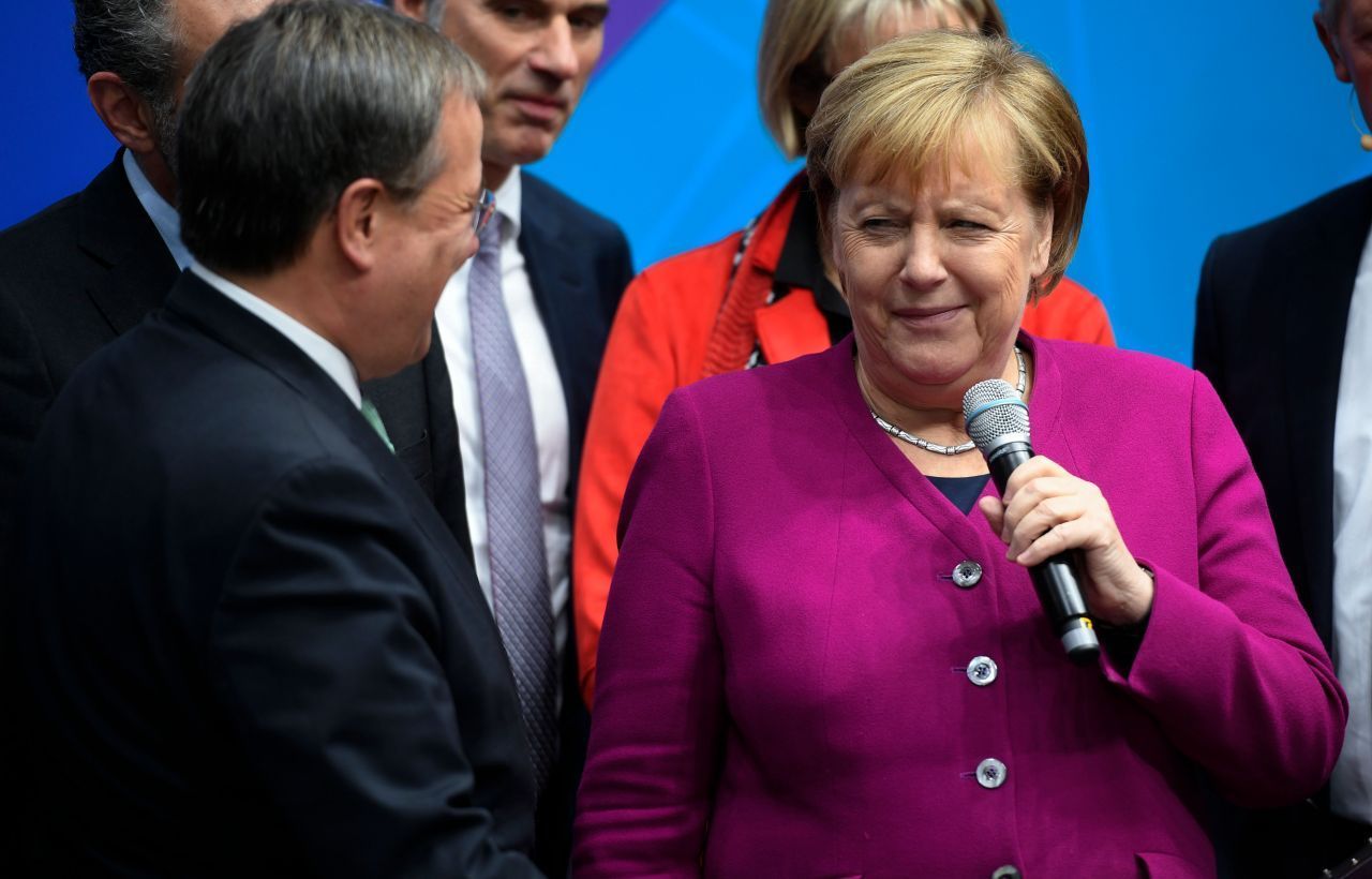 Laschet positionierte sich immer wieder an der Seite von Merkel - unter anderem in der Flüchtlingskrise. Obwohl er in NRW mit der FDP regiert, wird ihm zudem eine Nähe zu den Grünen nachgesagt - interessant vor allem im Hinblick auf mögliche Koalitionspartner im Falle eines Wahlerfolgs.