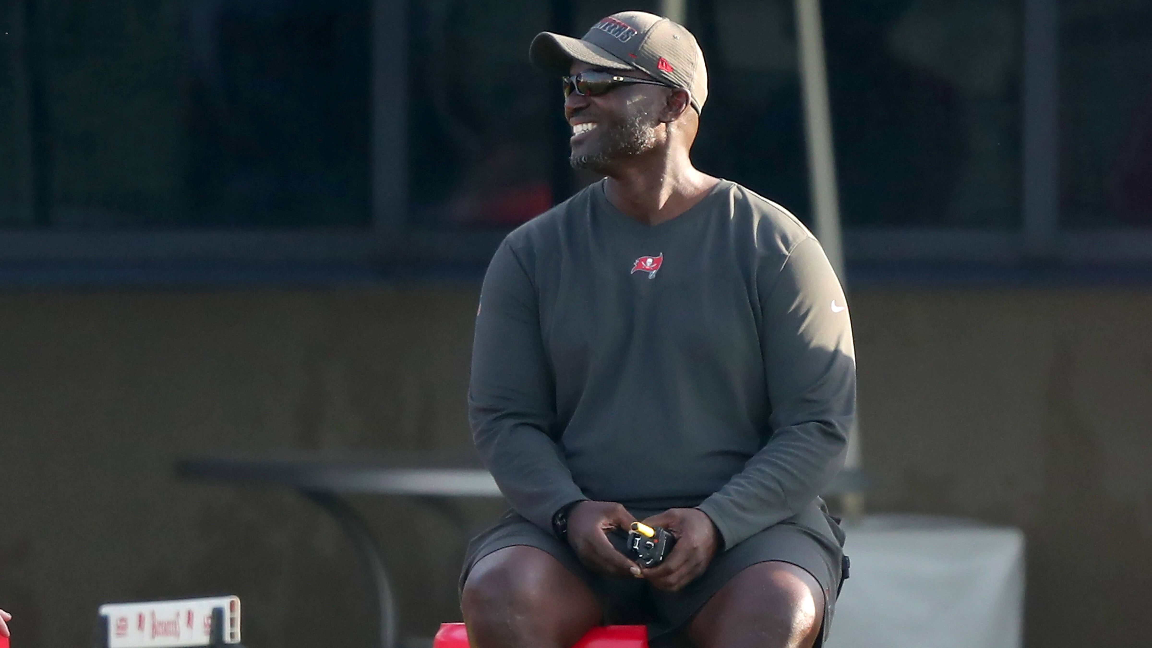 
                <strong>Todd Bowles (Defensive Coordinator - Tampa Bay Buccaneers)</strong><br>
                Doch auch ein anderer der Bucs-Coach steht im Fokus: Defensive Coordinator Todd Bowles. Nach seiner durchwachsenen Zeit als Head Coach bei den New York Jets (2015-2018) erarbeitete sich der 57-Jährige zuletzt einiges an Respekt zurück. Zusammen mit einigen Stars entwickelte er in Tampa eine Top-Defense. Bowles scheint bereit für einen neuen Anlauf als Head Coach. Die Raiders auch?
              