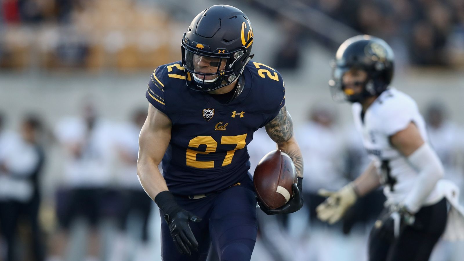 
                <strong>Ashtyn Davis (Safety, California Golden Bears)</strong><br>
                Der Safety der California Golden Bears kommt aus der Leichtathletik und bringt daher eine enorme Geschwindigkeit mit. Darüberhinaus besticht Ashtyn Davis als letzter Mann in der Passverteidigung mit seinen "Ball-Skills". Davis versteht es sehr gut, mithilfe seiner Geschwindigkeit auch nach einem Pass sich in die für ihn bestmögliche Position zu begeben und entweder die Completion zu verhindern oder sogar den Ball abzufangen. Der Safety gilt unter den Seniors als bester Spieler auf seiner Position und hofft darauf, beim Draft spätestens am zweiten Tag ausgewählt zu werden.
              