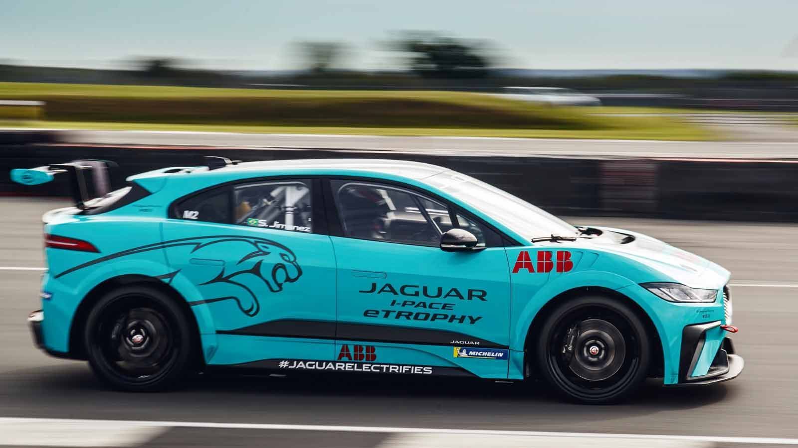 
                <strong>Jaguar I-PACE eTrophy: So sehen die Autos aus</strong><br>
                Auch die Asien-Pazifik-Region ist vertreten: Simon Evans, Bruder von Jaguar Racing Werkspilot Mitch Evans, wird in dem Boliden sitzen. "Das Auto hat all meine Vorstellungen übertroffen, es ist sehr gut zu fahren, auch die Bremsperformance ist beeindruckend. Meinen Bruder bei Rennwochenenden dabei zu haben, ist schön - wir werden uns immer unterstützen, und er wird mich definitiv pushen", sagte Evans.
              