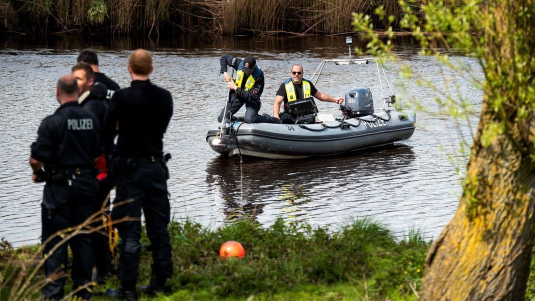Auf der Suche nach vermissten Personen kommen auch Rettungstaucher und Boote der Polizei zum Einsatz.