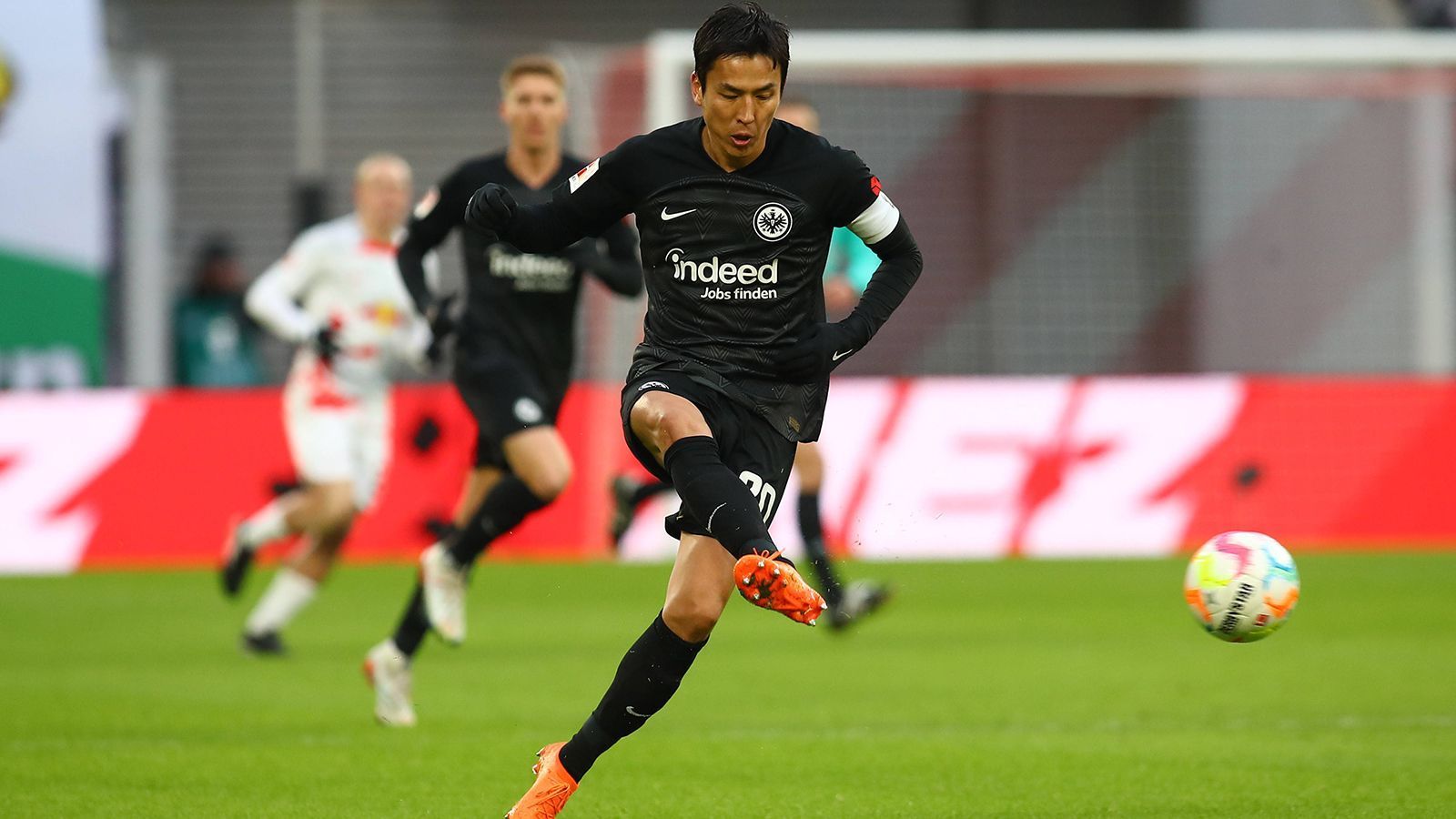 
                <strong>Platz 6: Makoto Hasebe</strong><br>
                -          366 Bundesliga-Spiele (7 Tore)-          Alter: 39-          Aktueller Verein: Eintracht Frankfurt-          Position: Innenverteidiger
              