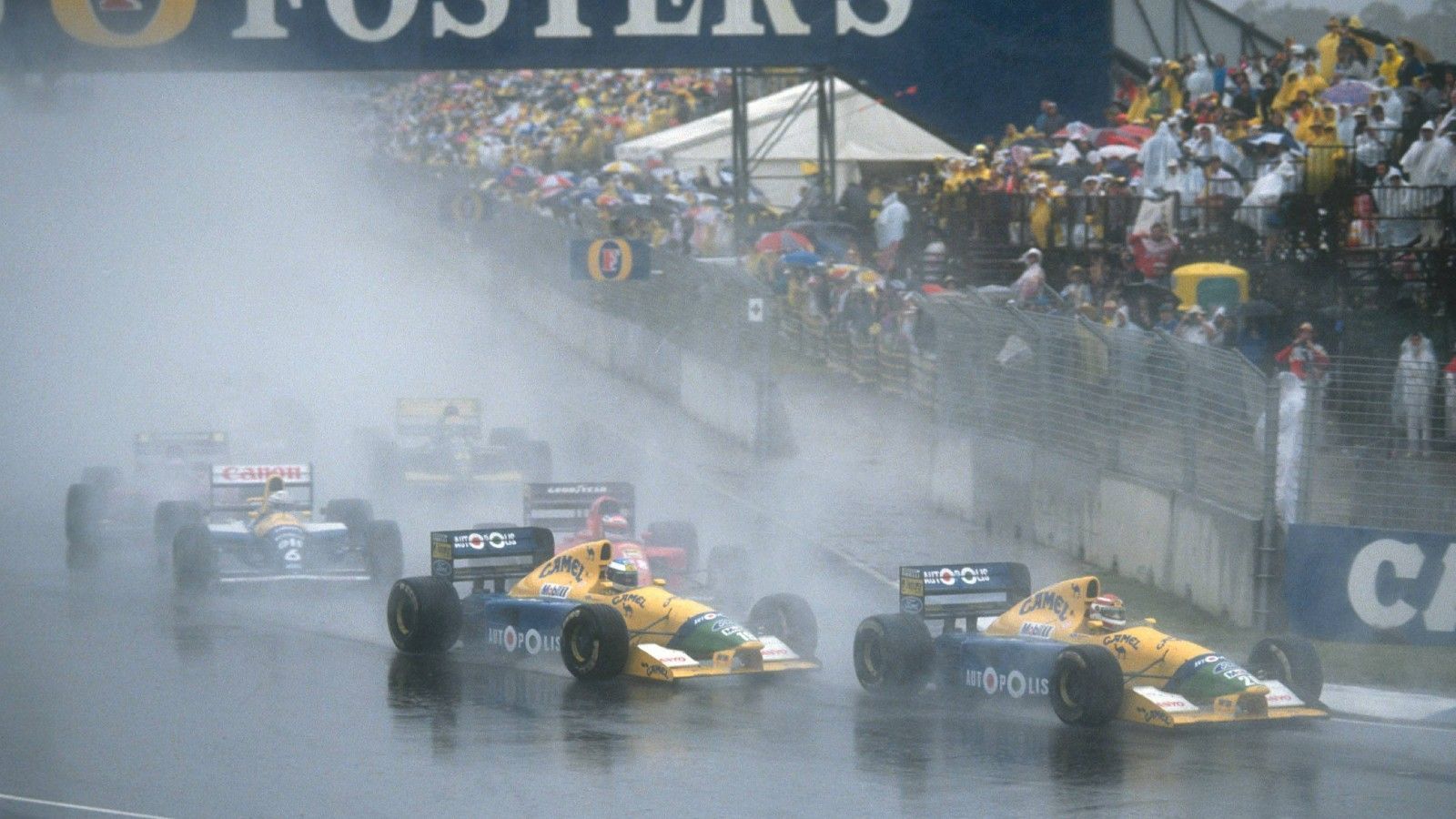
                <strong>Australien-GP 1991</strong><br>
                Der bis zum Spa-Rennen kürzeste Grand Prix ereignete sich 1991 im australischen Adelaide. Nach 24 Minuten und 34 Sekunden war seinerzeit bereits Schluss. Schwere Regenfälle hatten das Rennen überschattet. Erst wurde der Start verschoben, als es dann schließlich doch los ging, knallte es mehrfach. So bauten unter anderem Michael Schumacher und Jean Alesi einen Unfall. Die Piloten signalisierten früh, dass nur ein Abbruch die richtige Entscheidung ist. Nach 16 Runden machte die Rennleitung Schluss, das Ergebnis wurde nach 14 Umläufen gewertet. Ayrton Senna siegte, holte aber lediglich die halbe Punktzahl, weil nur 53 Kilometer und damit nicht die für die volle Punktzahl nötige Renndistanz von 75 Prozent absolviert wurden.
              