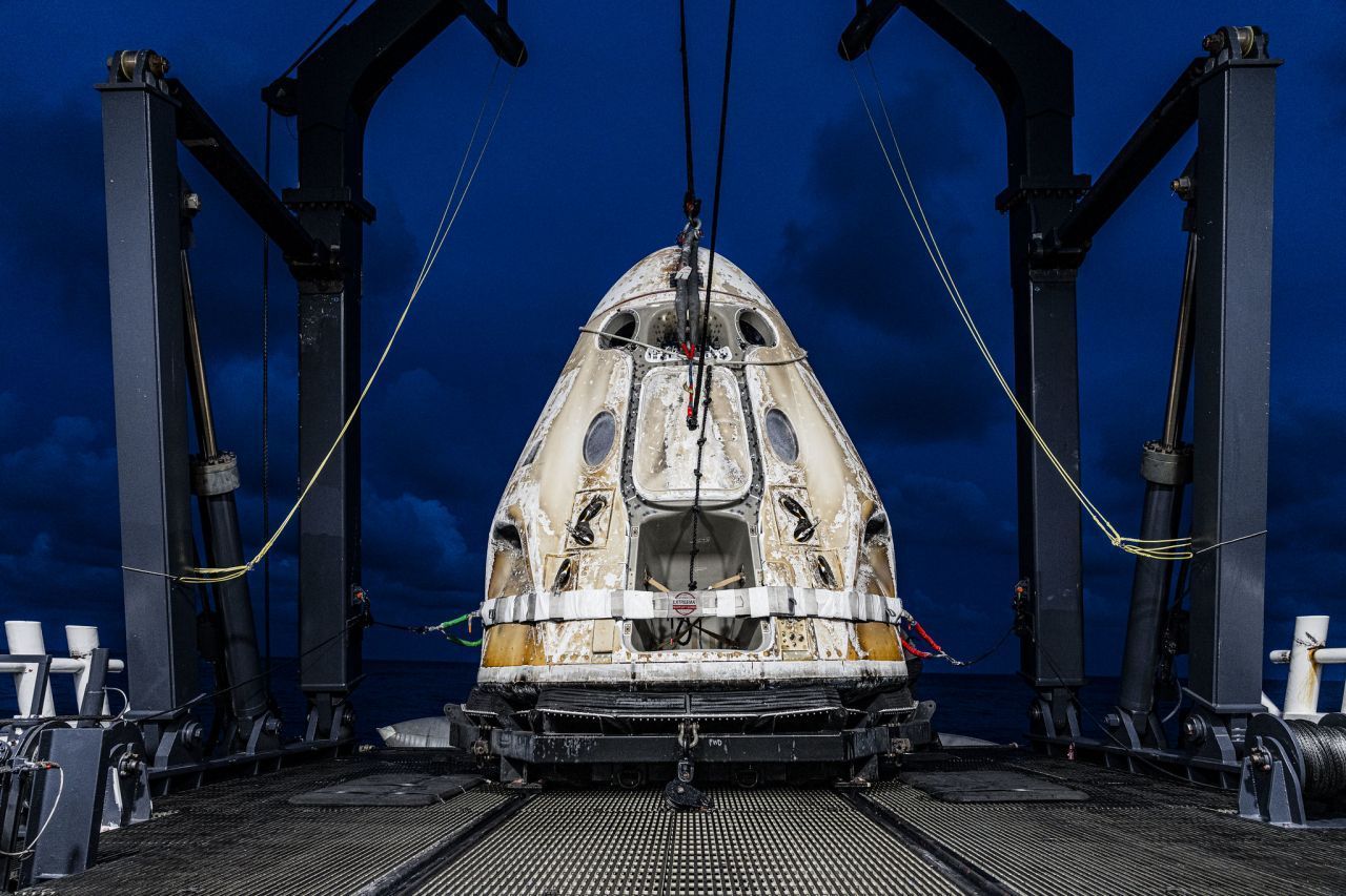 Der Crew Dragon nach der Landung: Die Schmauch-Spuren des heißen Wiedereintritts in die Erdatmosphäre sind deutlich zu sehen.