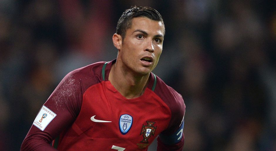 
                <strong>Cristiano Ronaldo</strong><br>
                Cristiano Ronaldo: Seine Tränen im EM-Finale 2016 gingen um die Welt. Der Torjäger hat sich mit dem Sieg bei der Europameisterschaft den Traum eines Titels mit der Nationalmannschaft Portugals erfüllt, eine Wiederholung des Erfolgs bei der Weltmeisterschaft 2018 wird wohl aber sehr schwer. Es wäre daher denkbar, dass sich CR7 mit dann 33 Jahren nach der WM ausschließlich auf den Klub-Fußball konzentriert.
              