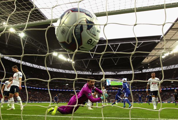 
                <strong>Hinter Lloris schlagt es ein</strong><br>
                Hinter Hugo Lloris schlägt es ein. Der Keeper der Spurs ist machtlos. Ebenso wie beim Eigentor von Kyle Walker.
              