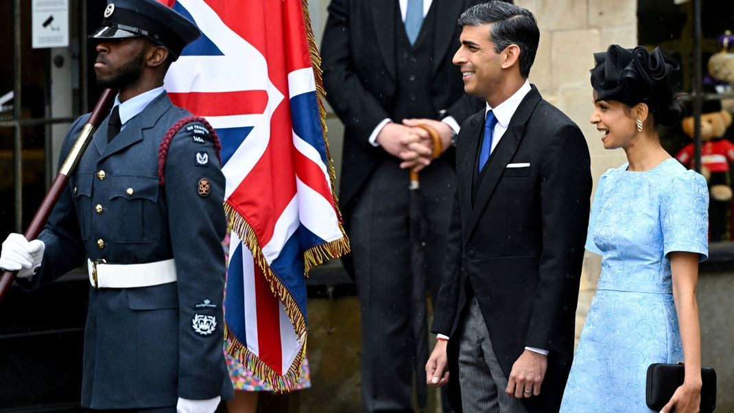 British Prime Minister Rishi Sunak und seine Frau Akshata Murty. await the arrival of Britain's King Charles III and, Camilla, the Queen Consort, at Westminster Abbey for the coronation ceremony, in London, Saturday, May 6, 2023. (Toby Melville, Pool via AP)
