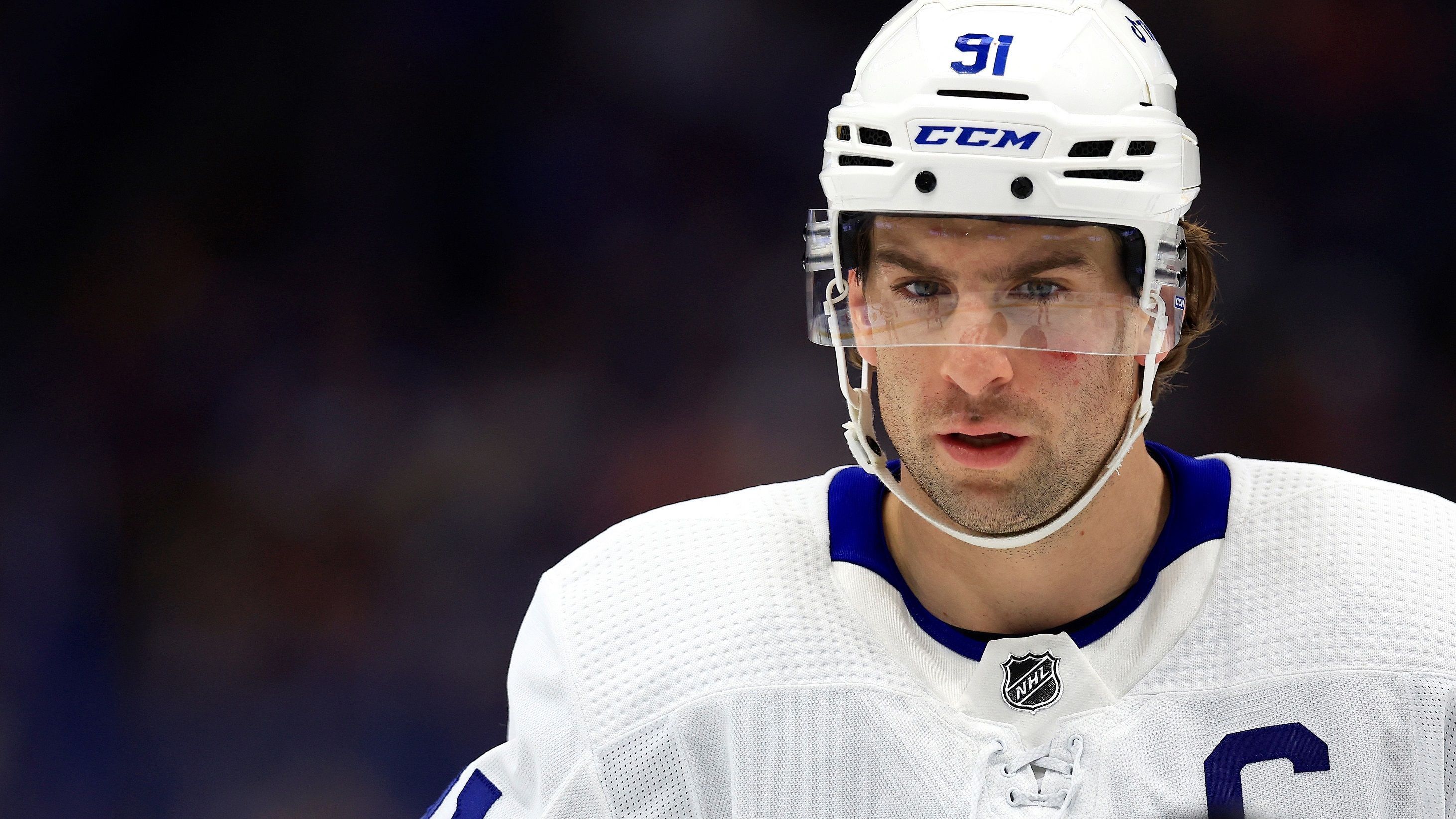 
                <strong>5. Toronto Maple Leafs (54 Siege / 115 Punkte)</strong><br>
                Sollten die beiden Top-Scorer jedoch einmal ausgebremst werden, sind Kapitän John Tavares (Foto) oder der Schwede William Nylander gefordert. Aus der Defensive müssen die meisten Impulse von Morgan Rielly ausgehen. Die größte Sorgen im Team von Head Coach Sheldon Keefe bereitet jedoch die Torhüterposition. Zwar hatte Jack Campbell die Saison eindrucksvoll begonnen, dann aber auch verletzungsbedingt nachgelassen. Weder der Tscheche Petr Mrazek noch der Schwede Erik Källgren haben gezeigt, dass sie es mit den Top-Goalies der Liga aufnehmen können.
              