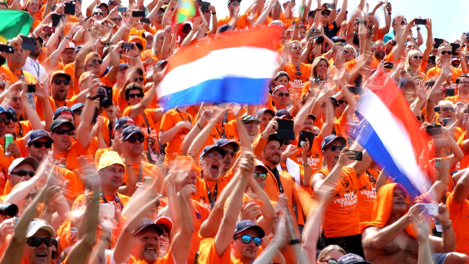
                <strong>F1 ab 2020 in Zandvoort</strong><br>
                Die "Orange Army" hat Grund zu feiern - genauso wie Max Verstappen: 2020 darf sich der Red Bull-Star auf ein Heimspiel vor ausverkauftem Haus freuen. Schon über eine Million Ticketanfragen haben die Veranstalter in den Niederlanden für das Rennen in Zandvoort erhalten - für rund 105.000 Karten pro Tag. Nun soll das Los entscheiden, welche F1-Fans live dabei sein dürfen. Vorab wird die Strecke aber noch den Ansprüchen der Königsklasse angepasst, der Umbau startet im November 2019 und soll im März 2020 abgeschlossen sein. Gute Nachrichten für alle Motorsportfans, die die Tradition lieben: Die Kiesbetten bleiben erhalten. Außerdem versuchen die Veranstalter, für die Fans doch noch mehr Platz zu schaffen.
              