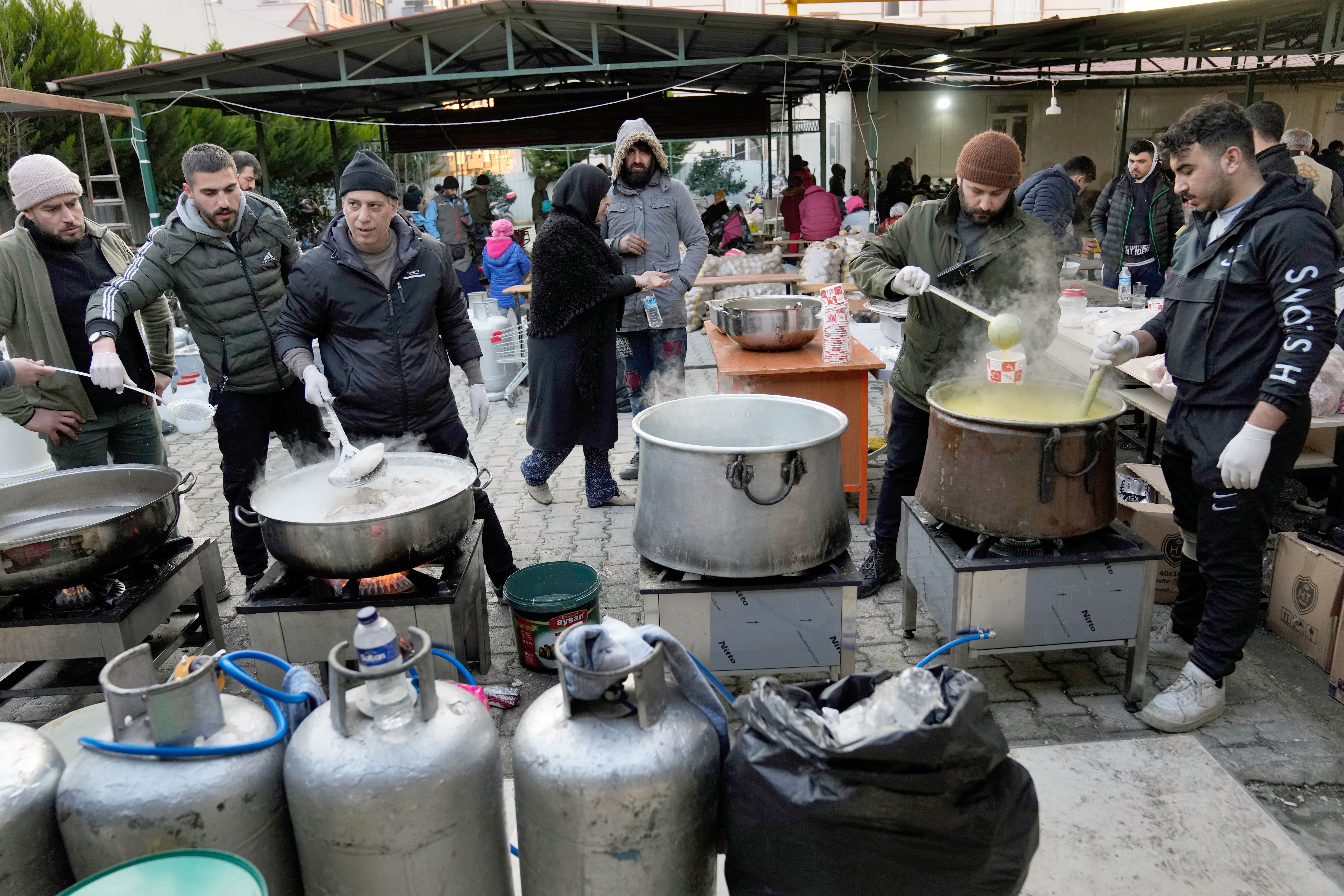 In Antakya in der Türkei kochen Freiwillige für syrische Flüchtlinge in einer Notunterkunft im Südosten des Landes. 