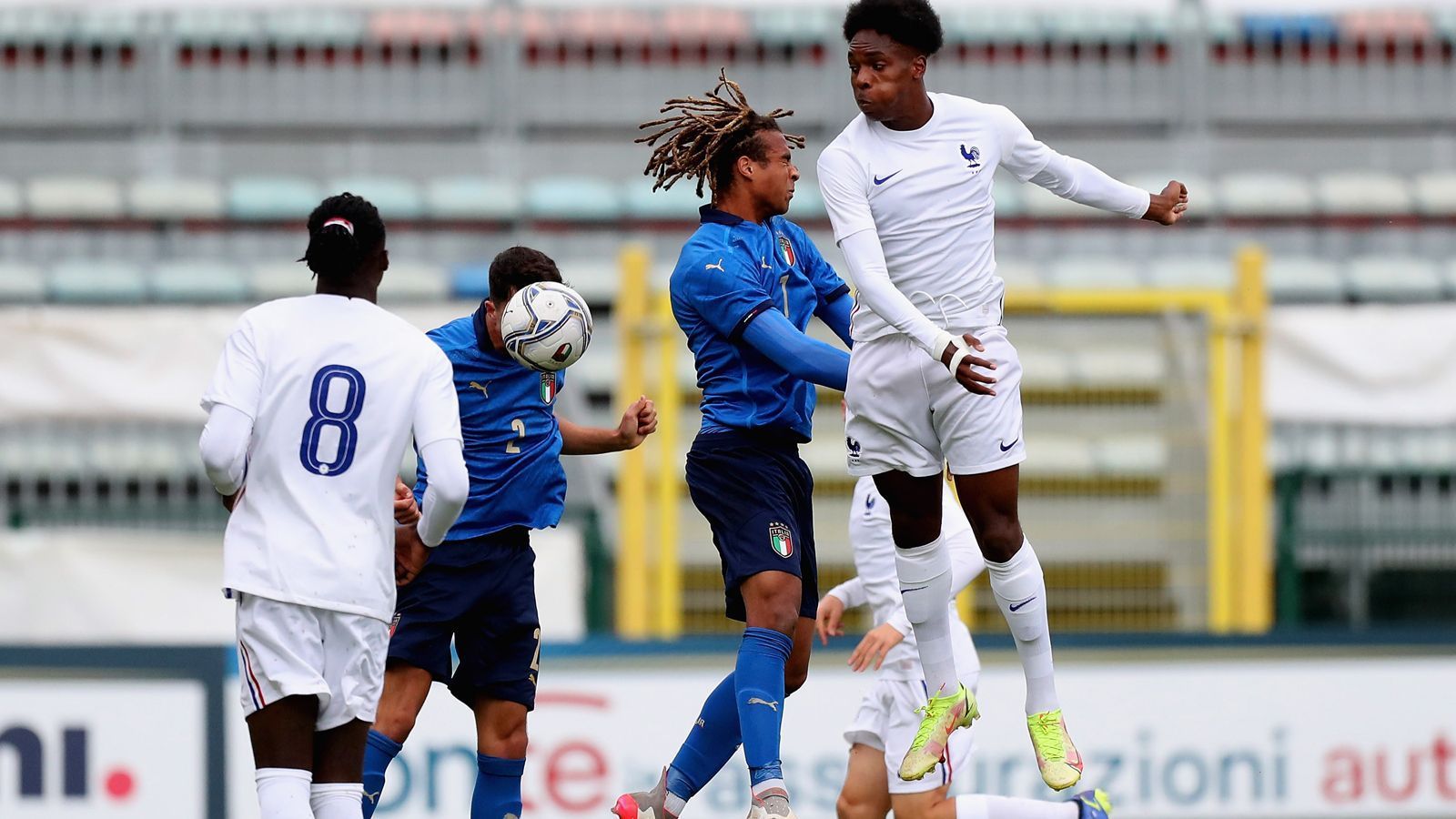 
                <strong>Tel geht voran: U17-Europameister mit Frankreich</strong><br>
                Im Mai feierte Tel seinen bislang größten Karriereerfolg: Als Kapitän der französischen U17-Nationalmannschaft wurde er Europameister. Drei Tore und eine Vorlage steuerte Tel dazu bei. In der K.O.-Phase gegen Deutschland, Portugal und beim 2:1 im Finale gegen die Niederlande stand Tel jeweils über die volle Spielzeit auf dem Platz. In den Elfmeterschießen gegen Deutschland und Portugal übernahm er Verantwortung und verwandelte jeweils den vorletzten Elfmeter für die "Bleus".
              