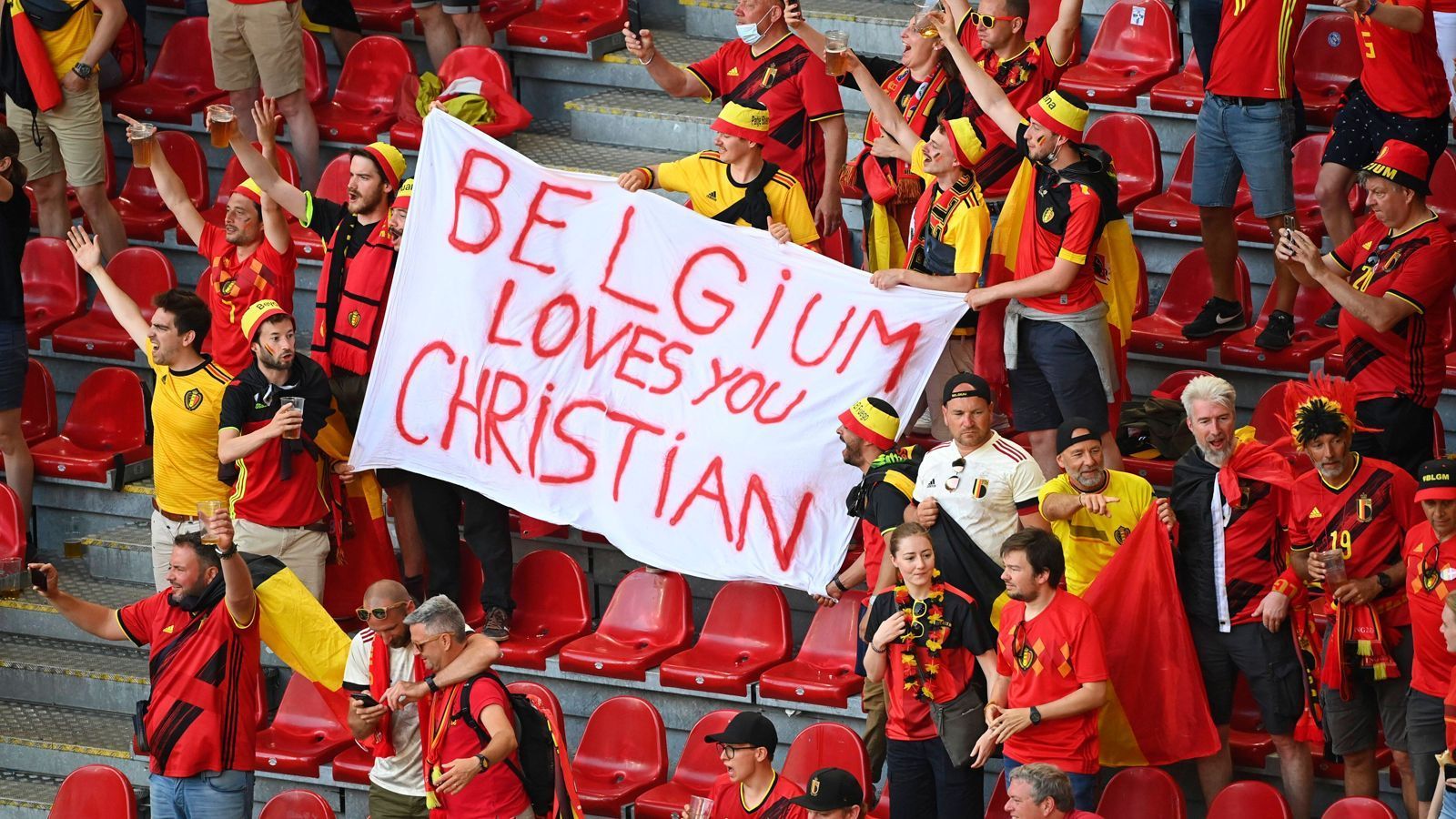 
                <strong>Noch mehr Fan-Liebe</strong><br>
                Auch von den belgischen Fans gibt es Zuneigung für Eriksen.
              