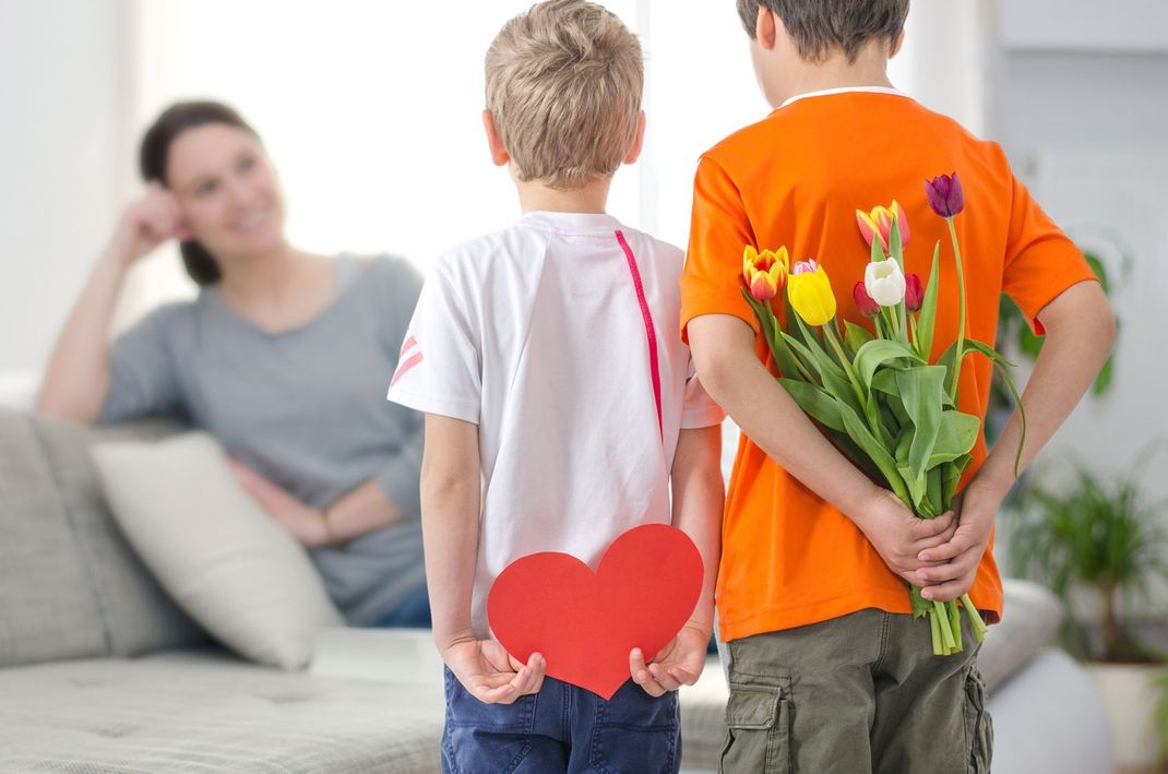 Mit Blumen oder Pralinen können Sie jede Mutter glücklich machen. Die lassen sich auch am Sonntag schnell noch an der Tankstelle besorgen.