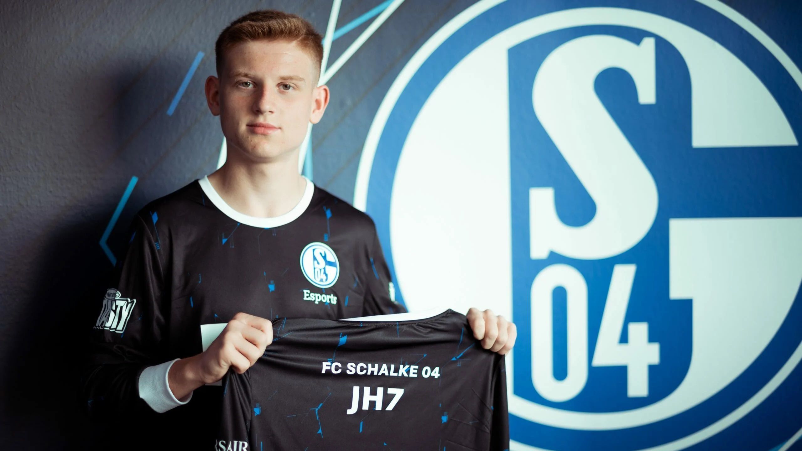 
                <strong>Joe "JH7" Hellmann</strong><br>
                Dagegen ist Joe "JH7" Hellmann ein vergleichsweise kleiner Name. Doch der Schalker eSportler hat sich klammheimlich zu einem der besten Spieler der Welt gemausert. Im Monat Februar liegt der gerade einmal 17-Jährige derzeit im PS4-Leaderboard weltweit auf Platz zwei. 
              